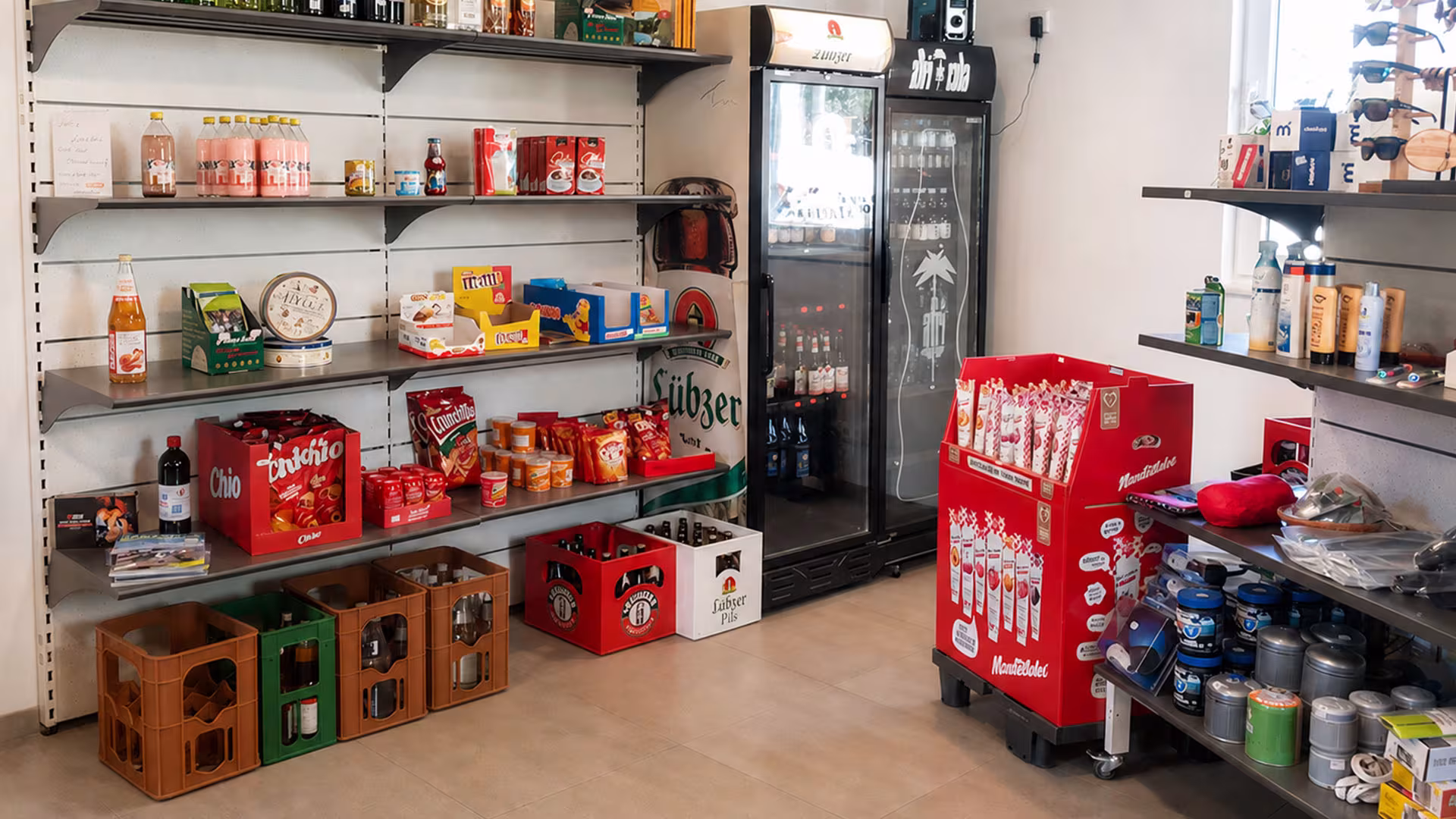 Kiosek s potravinami a nápoji v kempu