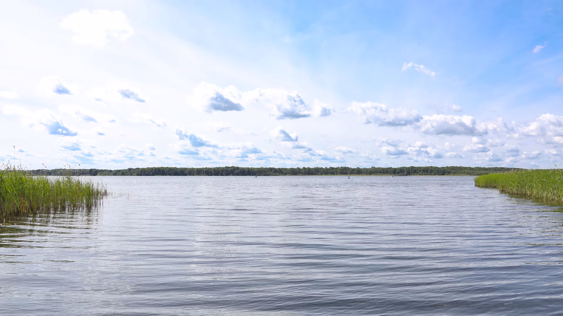 Široký výhled na jezero Jabelscher See pod modrou oblohou