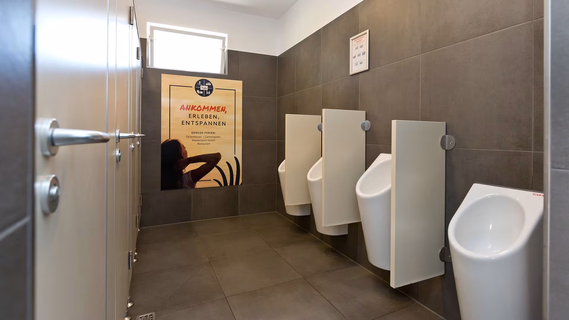 Pisoáry na pánském WC v kempu