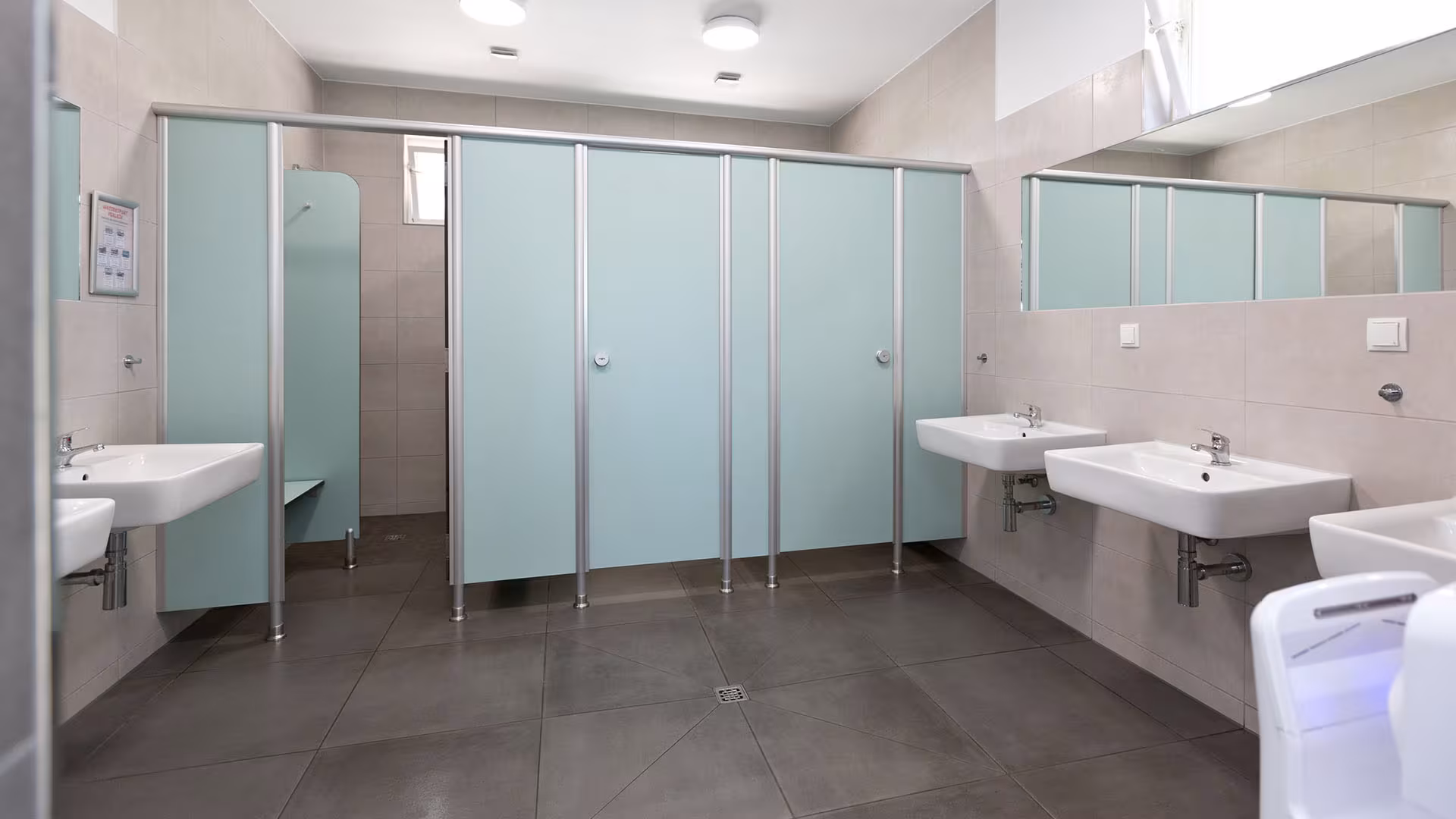 Sociální zařízení s kabinkami WC a umyvadly