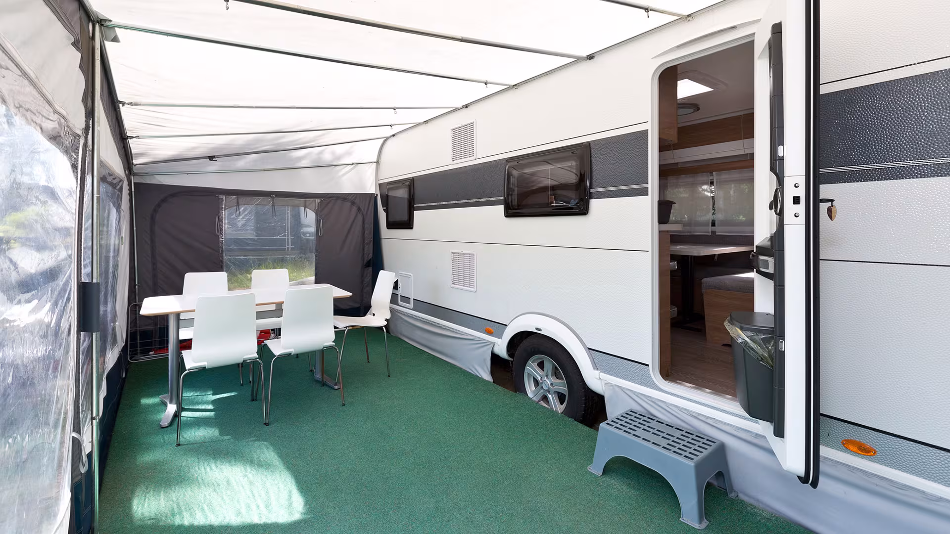 Karavan k pronájmu s předstanem a terasou v kempu Genuss-Ferien