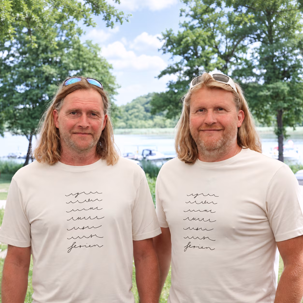 Sascha und Nicky Zwerg in Genuss-Ferien-Shirts vor dem Jabelschen See