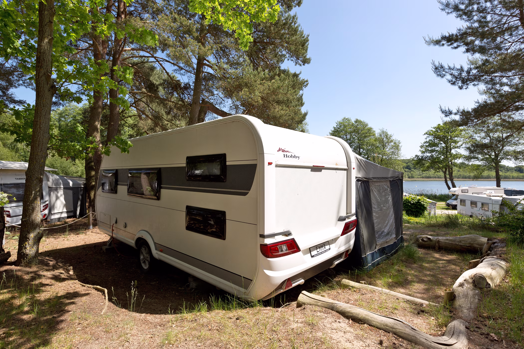 Karavan k pronájmu Hobby s předstanem na místě pod borovicemi u jezera Jabelscher See